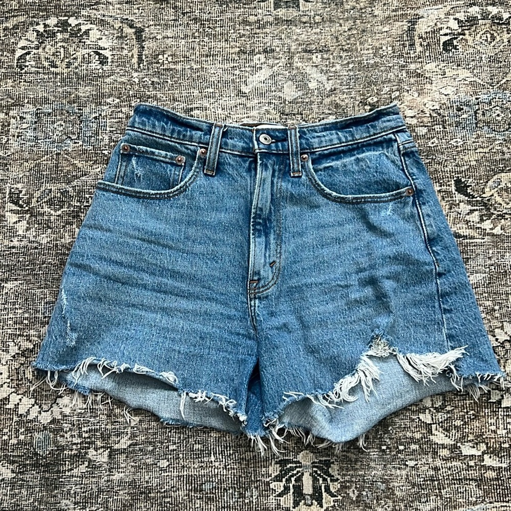 Abercrombie Curve Love 4” Mom Shorts
